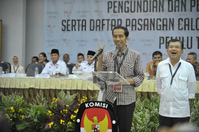 (140601) -- JAKARTA, June 1, 2014 (Xinhua) -- Indonesian presidential candidate Joko Widodo (L) speaks after receiving his election number for the presidential election at the election commission office in Jakarta, Indonesia, June 1, 2014. ...