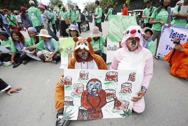 (140605) -- PHNOM PENH, June 5, 2014 (Xinhua) -- Environmental protection activists mark the World Environment Day in Phnom Penh, Cambodia, June 5, 2014. Cambodian Prime Minister Hun Sen said Thursday that environmental protection is the most ...