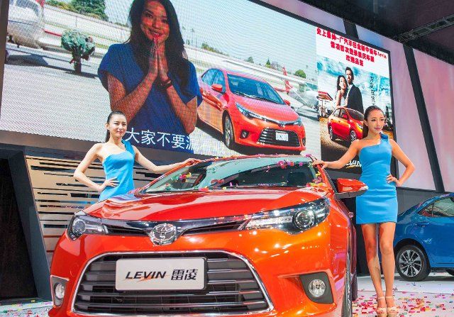 (140606) -- CHONGQING, June 6, 2014 (Xinhua) -- Models present a car during the 2014 Chongqing International Auto Industry Fair in Chongqing, southwest China, June 6, 2014. The seven-day auto fair kicked off in Chongqing on Friday. (Xinhua\/Liu Chan) ...