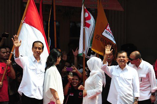 (140519) -- JAKARTA, May 19, 2014 (Xinhua) -- Indonesian presidential candidate Joko Widodo (1st L) accompanied by his vice president candidate Jusuf Kalla (2nd R) attend a declaration ceremony in Jakarta, Indonesia, May 19, 2014. President hopefuls ...