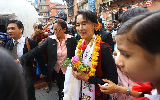 (140616) -- KATHMANDU, June 16, 2014 (Xinhua) -- Myanmar opposition leader Aung San Suu Kyi (C) meets with local people in Kathmandu, Nepal, June 16, 2014. Aung San Suu Kyi arrived in Nepal on June 13 for a four-day visit. (Xinhua\/Sunil Sharma)