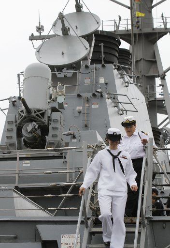 (140620) -- VANCOUVER, June 20, 2014 (Xinhua) -- Female Canadian navy tour around the USS Decatur in Vancouver, Canada, June 19, 2014. United States Ship (USS) Decatur arrives the port of Vancouver for a five-day visit. During the visit, Vancouver ...
