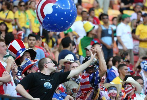 (140622) -- MANAUS, June 22, 2014 (Xinhua) -- Fans of the U.S. pose before a Group G match between U.S. and Portugal of 2014 FIFA World Cup at the Arena Amazonia Stadium in Manaus, Brazil, June 22, 2014.(Xinhua\/Li Ming)