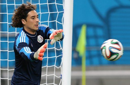 (140623) -- RECIFE, June 23, 2014 (Xinhua) -- Guillermo Ochoa, goalie of the Mexican national soccer team, takes part in a training session at the Arena Pernambuco, in Recife, Brazil, on June 22, 2014. (Xinhua\/AGENCIA ESTADO) (ce) ***BRAZIL OUT***