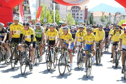 (140623) -- SARAJEVO, June 23, 2014 (Xinhua) -- Cyclists prepare to partcipate in the Sarajevo Grand Prix in Lukavica nearby Sarajevo, Bosnia-Herzegovina, on June 22, 2014. About 140 professional cyclists participated in the Sarajevo Grand Prix (SGP)...