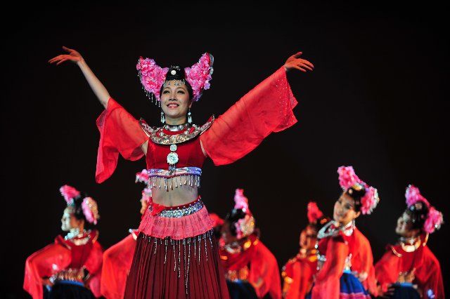(140608) -- LOS ANGELES, June 8, 2014 (Xinhua) -- Performers dance during the "Impression: Guangxi" dancing show in Los Angeles, the United States, June 7, 2014. (Xinhua\/Zhang Chaoqun) (cy)