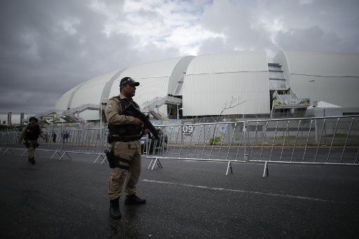 (140613) -- NATAL, June 13, 2014 (Xinhua) -- A police officer stands guard at the peripheral area of the Estadio Das Dunas Stadium where Mexico will play against Cameroon in the city of Natal, Brazil, on June 13, 2014. (Xinhua\/Mauricio Valenzuela) (...