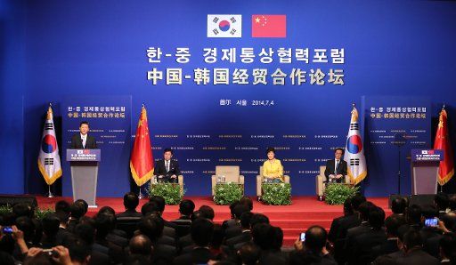 (140704) -- SEOUL, July 4, 2014 (Xinhua) -- Chinese President Xi Jinping (1st L, back) speaks at a forum on China-South Korea economic and trade cooperation in Seoul, capital of South Korea, July 4, 2014. Xi Jinping and his South Korean counterpart ...