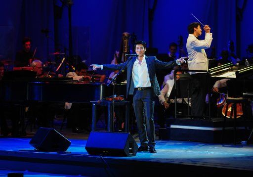 (140706) -- LOS ANGELES, July 6, 2014 (Xinhua) -- Chinese-American singer Leehom Wang performs during a concert featuring Chinese music with Los Angeles Philharmonic Orchestra at Hollywood Bowl, Los Angeles, the United States, on July 5, 2014. (...