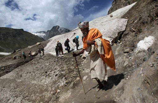 (140707) -- SRINAGAR, July 7, 2014 (Xinhua)-- Hindu pilgrims are on their way to holy Amarnath cave near Sheshnag, south of Srinagar, Indian-controlled Kashmir, June 7, 2014. Tens of thousands Hindu pilgrims annually go to Amarnath cave which lies 3,...