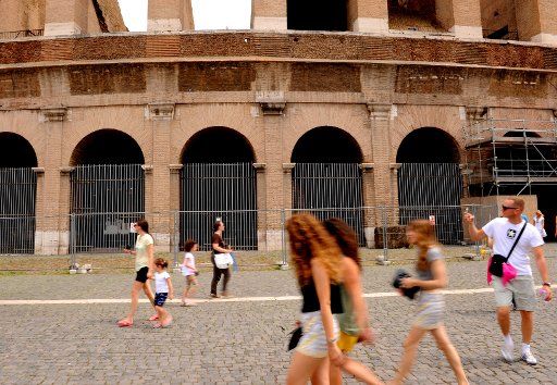 (140707) -- ROME, July 7, 2014 (Xinhua) -- Visitors walk by the newly-restored arched entrances of the Colosseum in Rome, Italy, July 7, 2014. The first phase of the restoration work of Rome\