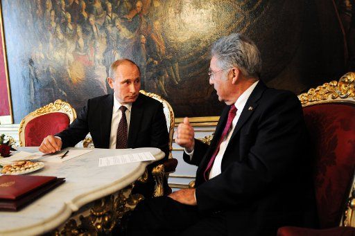 (140624) -- VIENNA, June 24, 2014 (Xinhua) -- Austrian President Heinz Fischer (R) meets with visiting Russian President Vladimir Putin in Vienna, Austria, on June 24, 2014. (Xinhua\/Qian Yi)