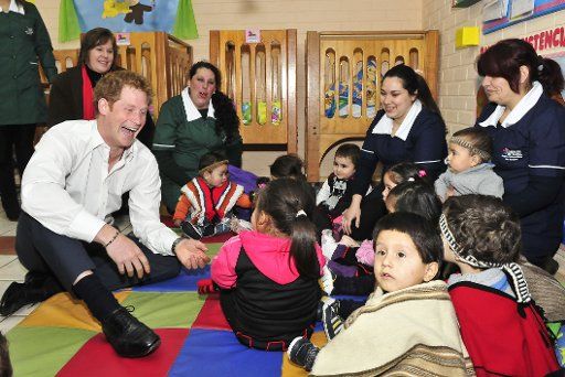 (140628) -- SANTIAGO, June 28, 2014 (Xinhua) -- Image provided by the British Embassy to Chile shows British Prince Harry playing with children during a visit to the Children\