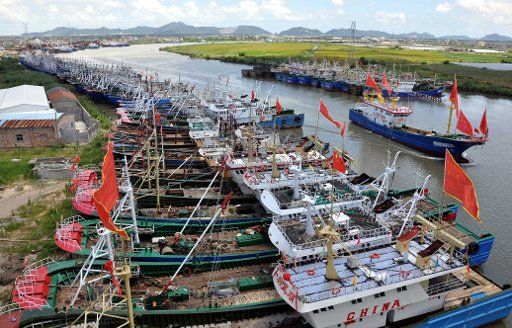 (140722) -- TAIZHOU, July 22, 2014 (Xinhua) -- Fishing boats take shelter at the Jinqing Fishing Port to avoid Typhoon Matmo in Taizhou City, east China\