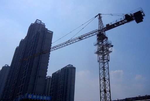 (140723) -- SUZHOU, July 23, 2014 (Xinhua) -- Photo taken on July 22, 2014 shows the residential buildings under construction in Suzhou City, east China\