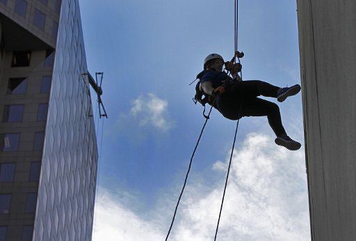 (140723) -- VANCOUVER (CANADA), July 23, 2014 (Xinhua) -- A participant rappels down the edge of the building at Hyatt Regency Hotel in Vancouver, Canada, July 22, 2014. The Rope for Hope is a challenge event calling for helping the kids in serious ...