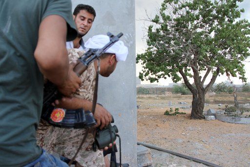 (140802) -- TRIPOLI, Aug. 2, 2014 (Xinhua) -- Islamic militiamen are seen during a clash near Tripoli International Airport, in Tripoli, Libya, on Aug. 2, 2014. The battle for the control of the Tripoli airport between Islamic militias and the ...