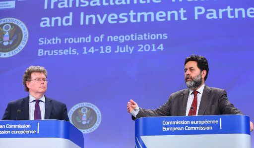 (140718) -- BRUSSELS, July 18, 2014 (Xinhua) -- EU chief negotiator Ignacio Garcia Bercero (R) and U.S. chief negotiator Dan Mullaney, address the media at the end of the sixth round of the Transatlantic Trade and Investment Partnership (TTIP), at ...