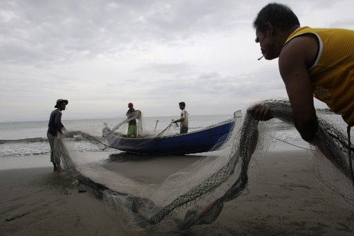 (140823) -- ACEH, Aug. 23, 2014 (Xinhua) -- Fishermen pull their nets from the sea at Kampung Jawa in Aceh, Indonesia, Aug. 23, 2014. (Xinhua\/Junaidi)