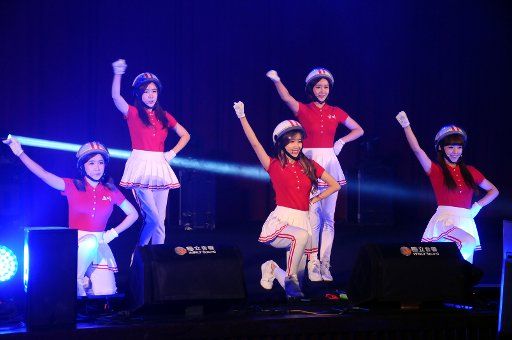 (140825) -- TAIPEI, Aug. 25, 2014 (Xinhua) -- South Korean girl group "Crayon Pop" performs at a fan meeting in the Taipei International Convention Center in Taipei, southeast China\