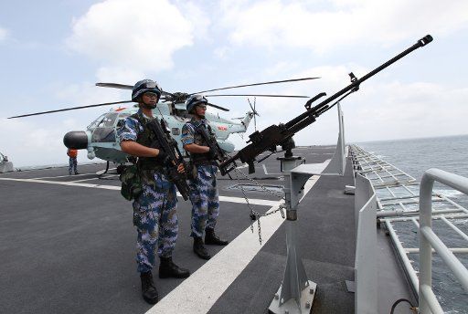 (140826) -- CHANGBAISHAN FLEET, Aug. 26, 2014 (Xinhua) -- Chinese Navy soldiers observe from China\