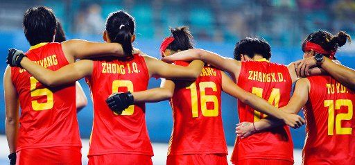 (140826) -- NANJING, Aug. 26, 2014 (Xinhua) -- Team China stand in line during the women\