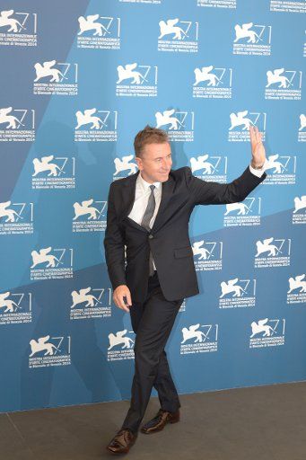 (140827) -- VENICE, Aug. 27, 2014(Xinhua) -- Member of the international jury of Main Competition Tim Roth poses during a photo call for the 71st Venice Film Festival Aug. 27, 2014. (Xinhua\/Liu Lihang)