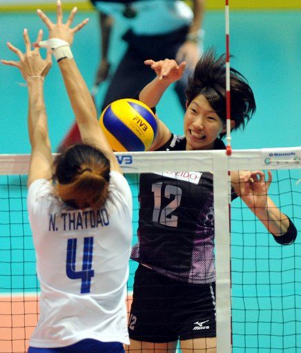 (140810) -- HONG KONG, Aug. 10, 2014 (Xinhua) -- Yuki Ishll (R) of Japan spikes the ball during the match against Thailand at the FIVB Volleyball Grand Prix in Hong Kong, south China, Aug. 10, 2014.Japan won the match 3-1. (Xinhua\/Lo Ping Fai)