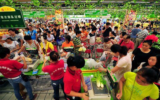 (140915) -- HAIKOU, Sept. 15, 2014 (Xinhua) -- Consumers weigh vegetable and fruit in a supermarket in Haikou, capital of south China\