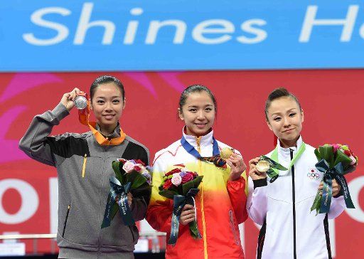 (140922) -- INCHEON, Sept. 22, 2014 (Xinhua) -- Gold medalist Yu Mengmeng (C) of China, silver medalist Lindswell (L) of Indonesia, and bronze medalist Uchida Ai of Japan pose on podium during the awarding ceremony of the women\