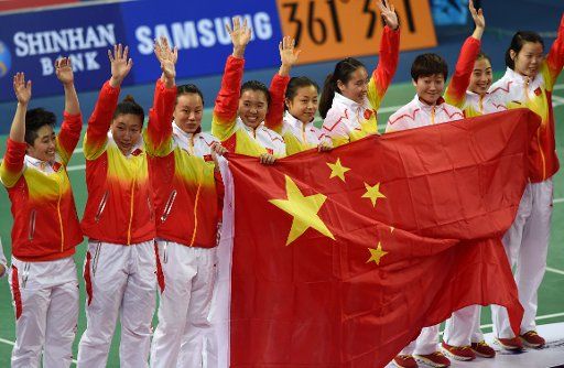 (140922) -- INCHEON, Sept. 22, 2014 (Xinhua) -- Athletes of China pose on the podium during the awarding ceremony of the women\