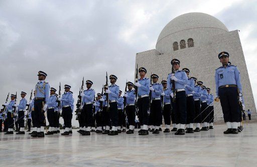 (140906) -- KARACHI, Sept. 6, 2014 (Xinhua) -- Pakistan Air Force cadets march at the mausoleum of the country\