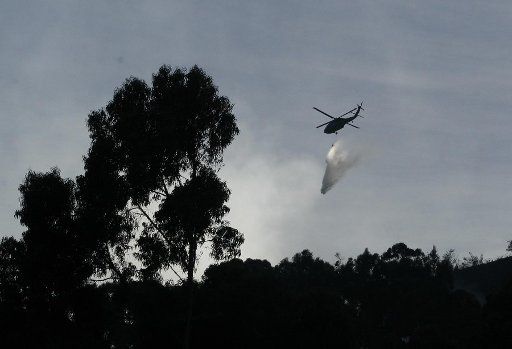 (140907) -- CAQUETA, Sept. 7, 2014 (Xinhua) -- A helicopter operates recue works after an aircraft accident in Caqueta department, Colombia, on Sept. 6, 2014. Colombia\