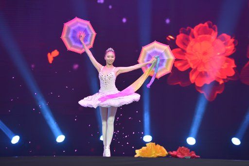 (140908) -- BEIJING, Sept. 8, 2014 (Xinhua) -- Chinese magician Ma Yanyan performs during the closing ceremony of the Second China Beijing International Magic Carnival at the Changping District Gymnasium in Beijing, capital of China, Sept. 7, 2014. (...