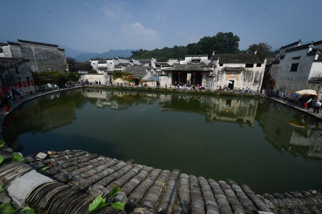 (141006) -- YIXIAN, Oct. 6, 2014 (Xinhua) -- Tourists visit the scenic spot of Yuezhao in Hongcun Village of Yixian County, east China\