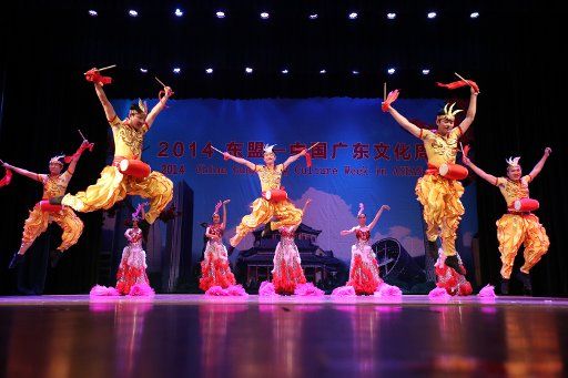 (140924) -- YANGON, Sept. 24, 2014 (Xinhua) -- Chinese artists dance during an artistic performance at the National Theater in Myanmar\