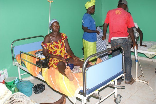 (140928) -- BISSAU, Sept. 28, 2014 (Xinhua) -- An injured woman receives treatment at a hospital in Bissau, capital of Guinea Bissau, Sept. 27, 2014. According to the police, at least 20 people were killed and 10 others injured after their long-...
