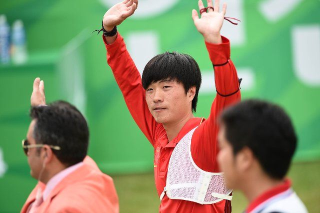 (140928) -- INCHEON, Sept. 28, 2014 (Xinhua) -- Yong Zhiwei of China greets audiences after the recurve men\