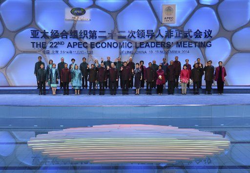(141110) -- BEIJING, Nov. 10, 2014 (Xinhua) -- Chinese President Xi Jinping and his wife Peng Liyuan pose for a group photo with participants of the 22nd APEC Economic Leaders\