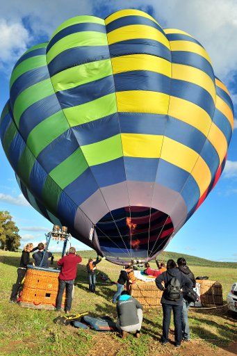 (141113) -- ALENTEJO (PORTUGAL), Nov. 13, 2014 (Xinhua) -- A hot air balloon is to be flown during the 18th International Festival of Hot Air Balloons in Alentejo Province of Portugal on Nov. 12, 2014. (Xinhua\/Zhang Liyun)
