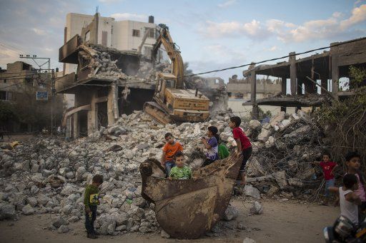 (141012) -- GAZA, Oct. 12, 2014 (Xinhua) -- Palestinian children play on the rubble of destroyed houses and buildings in Al-Shejaiya neighbourhood of the east of Gaza city on Oct. 12 ,2014. The international donors\