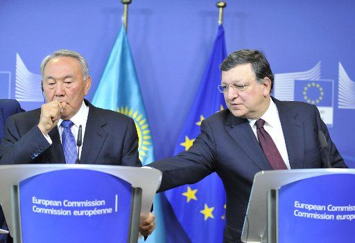 (141009) -- BRUSSELS, Oct. 9, 2014 (Xinhua) -- President of Kazakhstan Nursultan Nazarbayev (L) and EU Commission President Jose Manuel Barroso attend a joint news conference after a meeting at EU headquarters in Brussels, Belgium, Oct. 9, 2014.(...