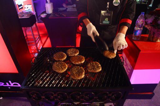 (141214) -- CAIRO, Dec. 14, 2014 (Xinhua) -- A chef cooks burgers during the world\