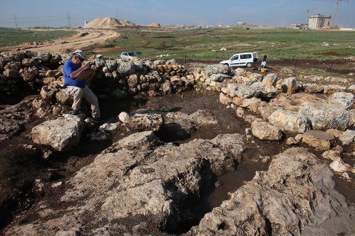 (141216) -- JERUSALEM, Dec. 16, 2014 (Xinhua) -- An Israeli archaeologist works on the excavation site of a 2,800-year-old farmhouse in the the city of Rosh HaAyin, central Israel, on Dec. 16, 2014. Israel\