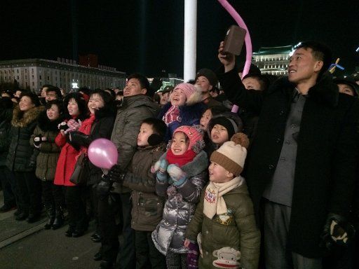 (150101) -- PYONGYANG, Jan. 1, 2015 (Xinhua) -- Poeple enjoy the fireworks in Pyongyang, the Democratic People\