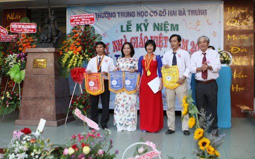 (141120) -- HO CHI MINH CITY, Nov. 20, 2014 (Xinhua) -- Teachers pose for photos during an awarding ceremony on the Vietnamese Teacher\