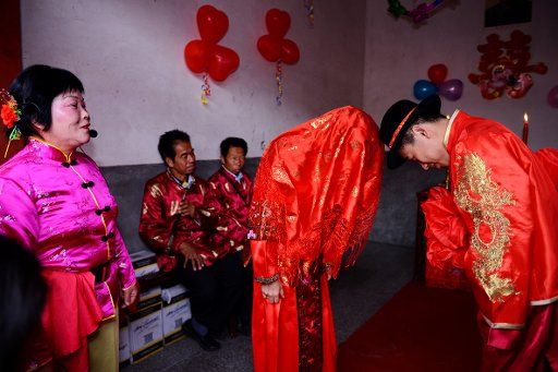 (141129) -- FUZHOU, Nov. 29, 2014 (Xinhua) -- A bride and her groom bow to each other during a Chinese wedding in Daonan Village of Songkou Township in Yongtai County, southeast China\