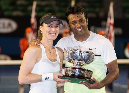 (150201) -- MELBOURNE, Feb. 1, 2015 (Xinhua) -- Martina Hingis (L) of Switzerland and Leander Paes of India show their trophies after winning mixed doubles final match against Kristina Mladenovic of France and Daniel Nestor of Canada on Australian ...