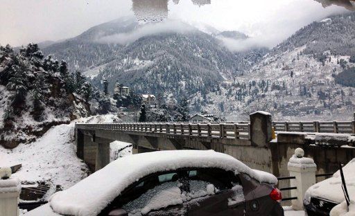 (150206) -- MANALI, Feb. 6, 2015 (Xinhua) -- Photo taken on Feb, 4, 2015 shows the snow scene at Manali in Himachal Pradesh, India. (Xinhua\/Stringer)(azp)