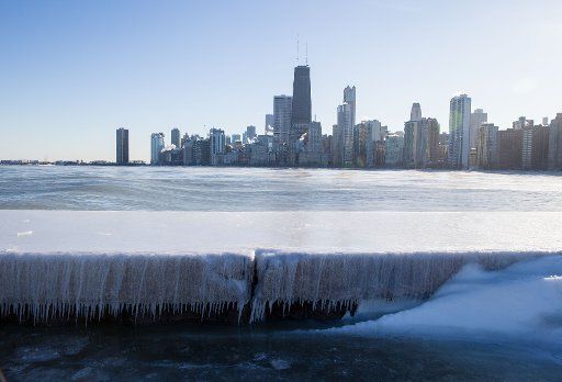 (150111) -- BEIJING, Jan. 11, 2015 (Xinhua) -- Ice is seen at the Chicago Lake in Chicago, the United States, Jan, 7, 2015. The lowest temperature dropped to minus 20 degrees Celsius in Chicago on Jan. 7. (Xinhua\/Ting Shen)